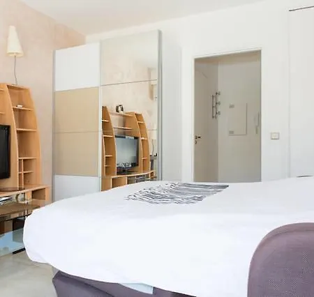 Montrose Apartment *