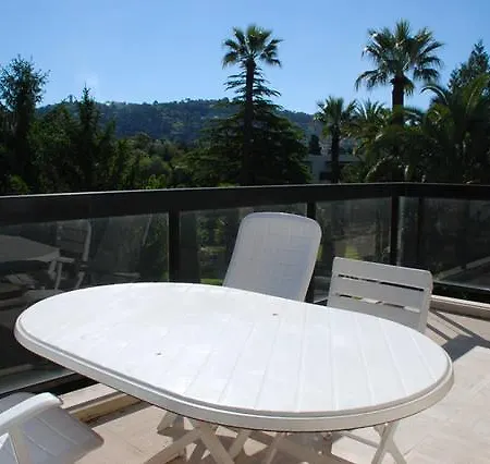 Montrose Apartment *